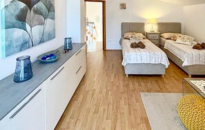 4 bedrooms, free WiFi, bed sheets - Cozy home in Primorski Dolac (Primorski Dolac)