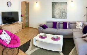 TV, fireplace - Cozy home in Primorski Dolac (Primorski Dolac)