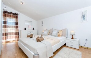 4 bedrooms, free WiFi, bed sheets - Nice home in Primorski Dolac (Primorski Dolac)