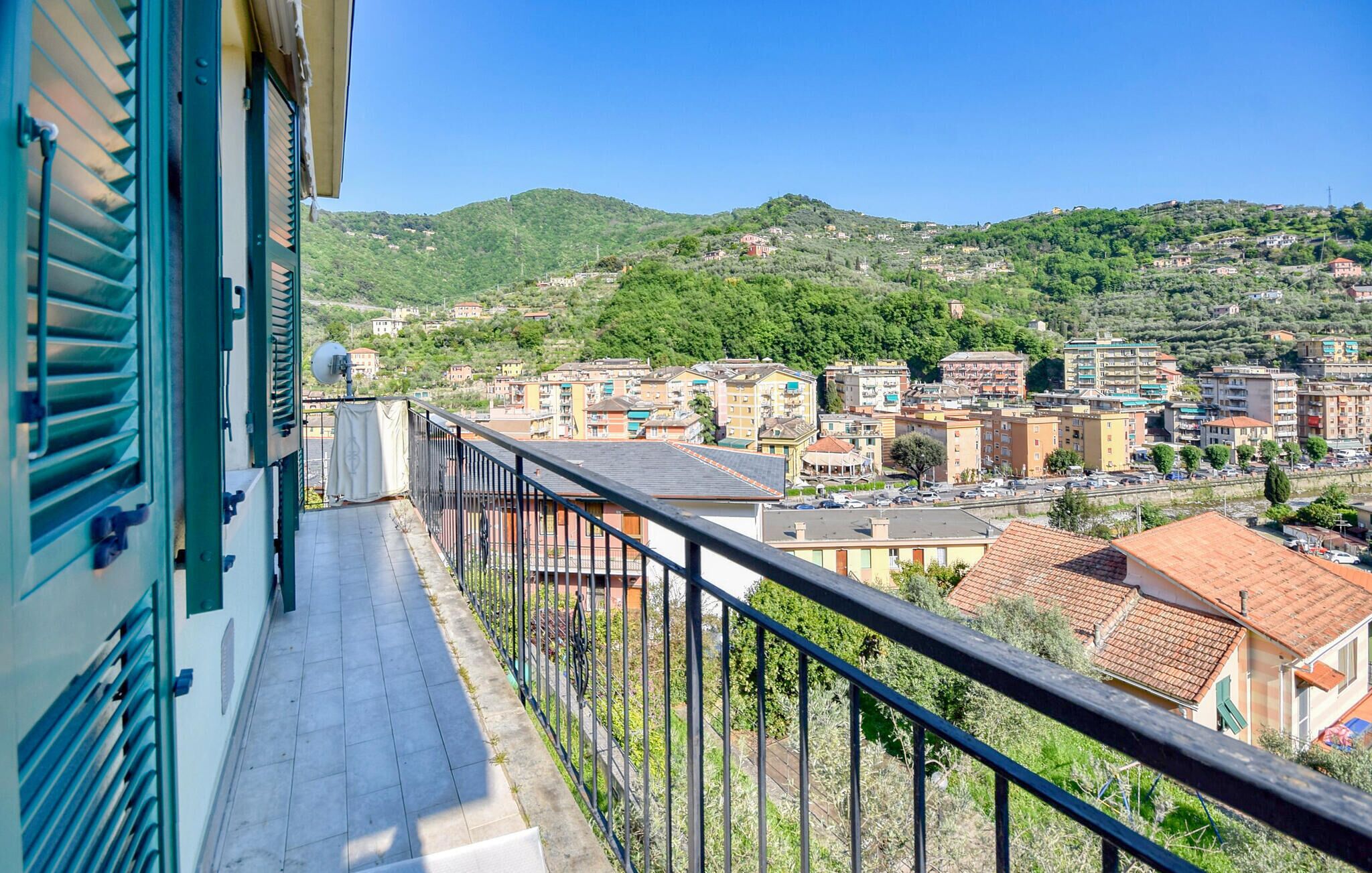 Un balcon donnant sur une ville située sur une colline.