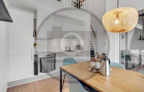 Réfrigérateur, plaque de cuisson, lave-vaisselle, cafetière/bouilloire