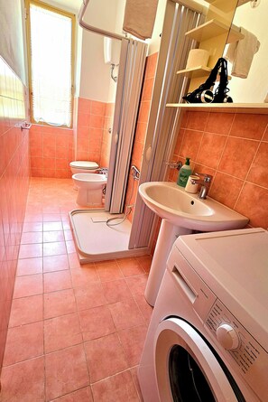 Bruser, hårtørrer, bidet, håndklæder