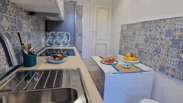 Fridge, oven, stovetop, coffee/tea maker