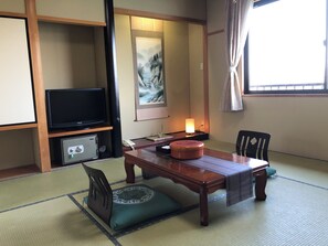 Zimmer im japanischen Stil, Meerblick | Zimmersafe, kostenloses WLAN, Bettwäsche