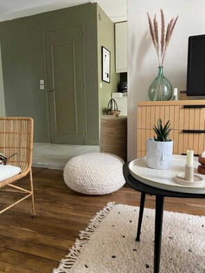 Unclassified image, 5 of 7, button