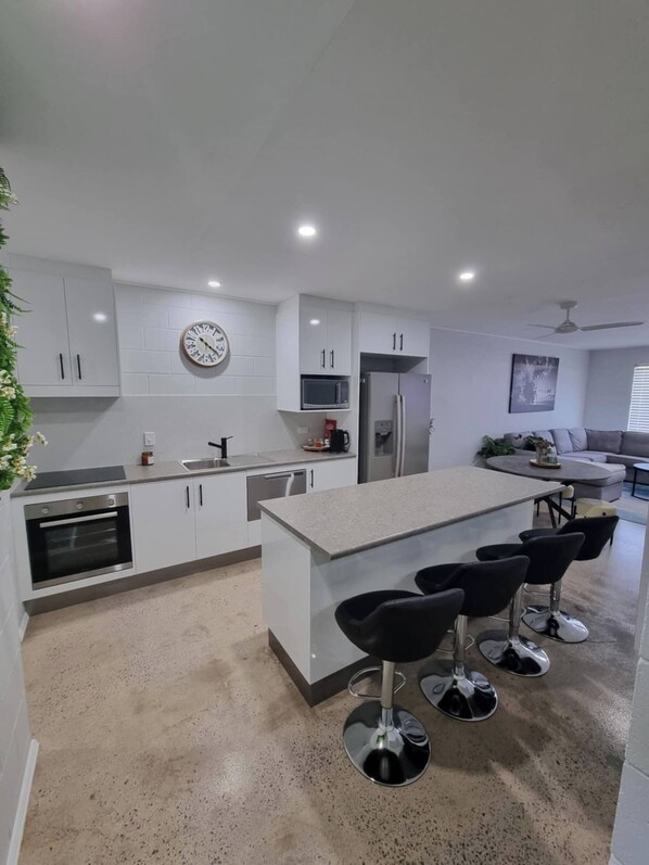 Kjøleskap, mikrobølgeovn, ovn og kokeplater