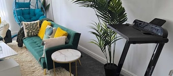 Luxury stylish Charming City Apartment with Private Entrance in Wolverhampton