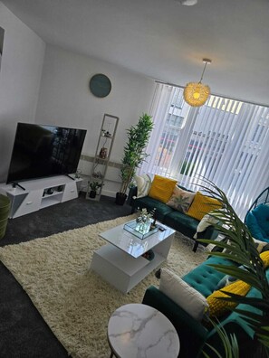 TV - Luxury stylish Charming City Apartment with Private Entrance in Wolverhampton (Wolverhampton)