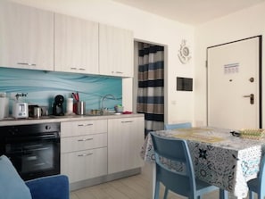 Réfrigérateur, micro-ondes, plaque de cuisson, cafetiÚre/bouilloire