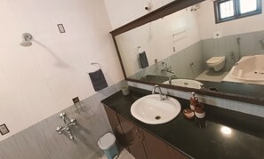 Dusche, Bidet, Handtücher, Seife