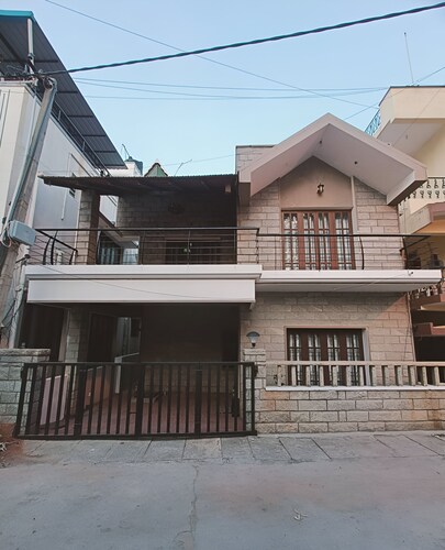 Cozy 2-bedroom bungalow in Bengaluru-Hebbal with Wi-Fi, AC, Balcony and Parking