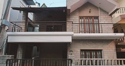 Cozy 2-bedroom bungalow in Bengaluru-Hebbal with Wi-Fi, AC, Balcony and Parking