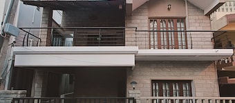 Cozy 2-bedroom bungalow in Bengaluru-Hebbal with Wi-Fi, AC, Balcony and Parking
