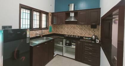 Cozy 2-bedroom bungalow in Bengaluru-Hebbal with Wi-Fi, AC, Balcony and Parking