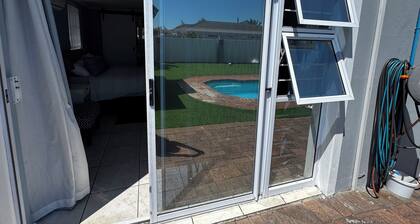 Cosy space for work or getaway close to Blougberg beach Cape Town