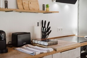 Kjøleskap, mikrobølgeovn, ovn og kokeplater