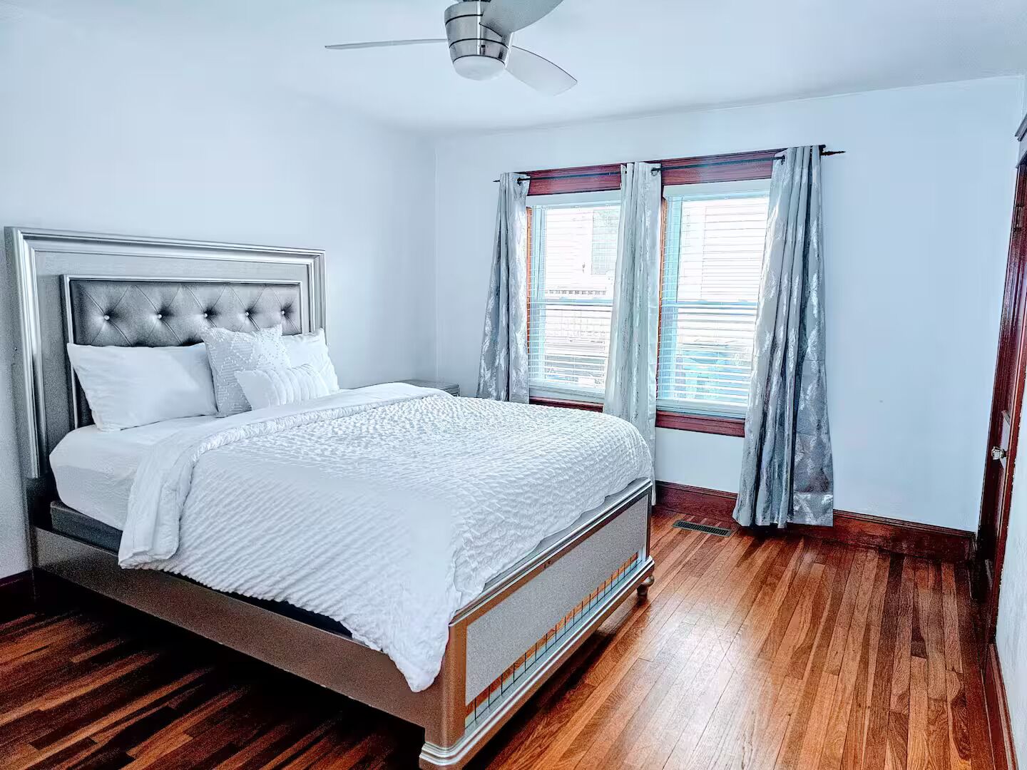 4 habitaciones, escritorio, tabla de planchar con plancha y wifi 