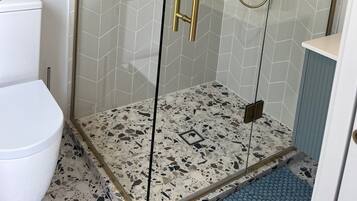 Dusche, Haartrockner, Handtücher, Seife