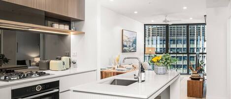 Réfrigérateur, micro-ondes, four, plaque de cuisson