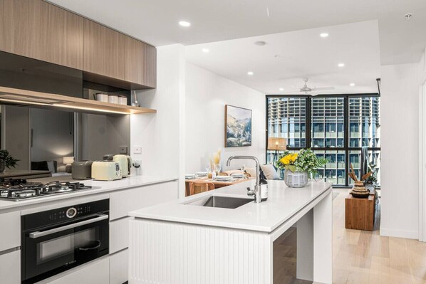 Fridge, microwave, oven, stovetop - Bright Apartment Near QLD’s New Casino (Brisbane City)