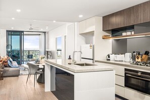 Jääkaappi, mikroaaltouuni, uuni, liesi