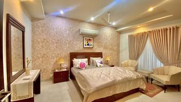 Departamento superior, balcón, vista al jardín | 2 habitaciones, tabla de planchar con plancha y wifi gratis