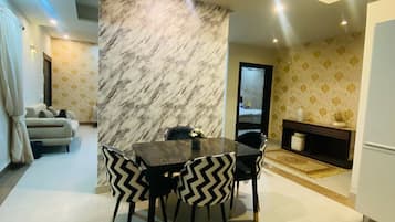 Superior Apartment, Balcony, Garden View | In-room dining