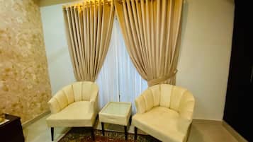 Superior Apartment, Balcony, Garden View | Living area