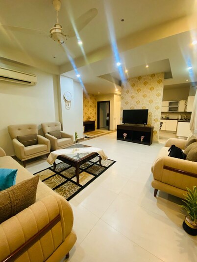 2Bedroom BahriaTown-Manzar Holiday Homes
