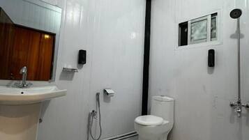 Studio Suite, Lake View | Bathroom