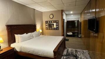 Studio Suite, Lake View | Iron/ironing board, free WiFi