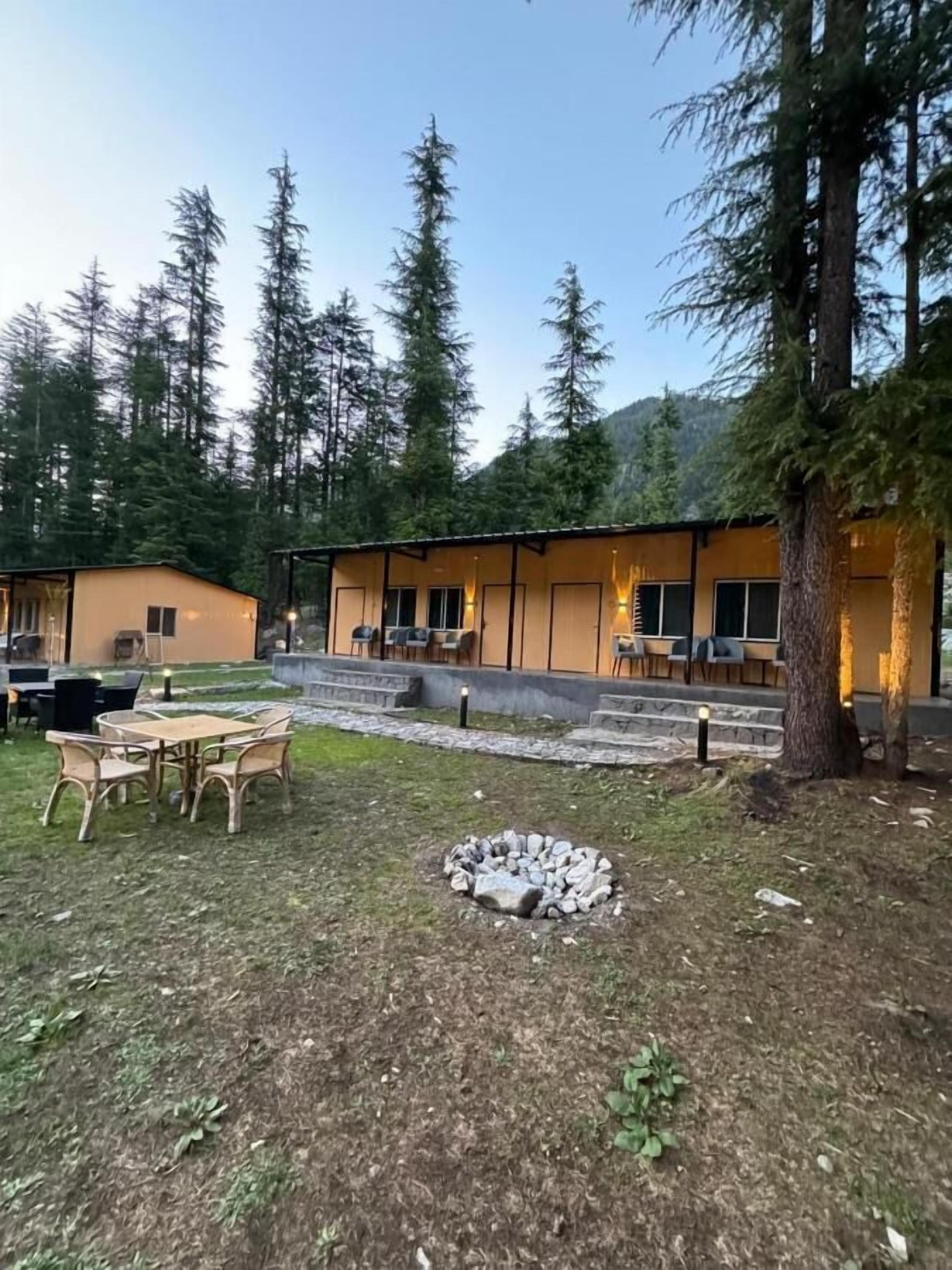 Un chalet doté d’un patio, d’un espace salon extérieur et d’un foyer.
