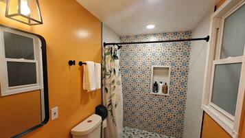 Douche, sèche-cheveux, serviettes fournies, savon