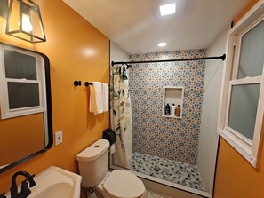 Douche, sèche-cheveux, serviettes fournies, savon