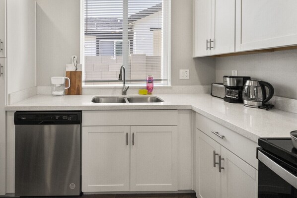 Fridge, oven, stovetop, coffee/tea maker