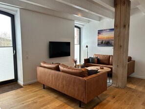 Télévision, table de tennis de table, chaîne hi-fi