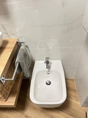 Shower, free toiletries, hair dryer, slippers - Light & Wood Design - 89 m2 Apartment in Prague (Hlavní mesto Praha)