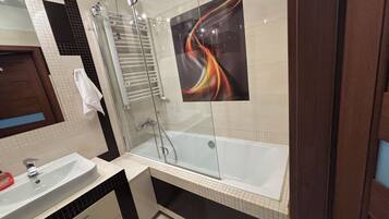 Een douche, een haardroger, handdoeken, zeep