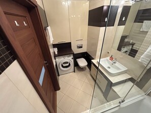 Suihku, hiustenkuivaaja, pyyhkeet, saippua