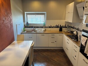 Jääkaappi, mikroaaltouuni, uuni, liesi