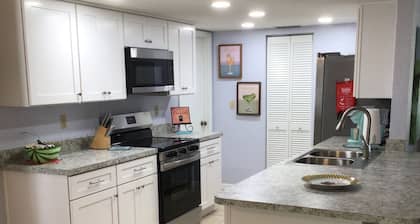 Charming 3 Bedroom Homosassa Hibiscus House! Perfect for 6 guests and pets