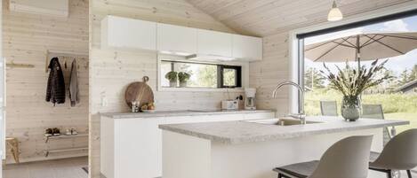 Fridge, microwave, dishwasher, cookware/dishes/utensils