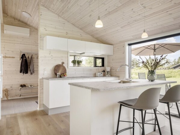 Kjøleskap, mikrobølgeovn, oppvaskmaskin og kjøkkenutstyr