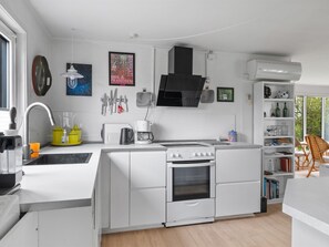 Fridge, microwave, dishwasher, cookware/dishes/utensils