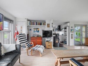 TV, fireplace - "Diuri" - 380m from the sea by Interhome (Otterup)