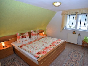 Room - Charming Apartment in Sebnitz With Garden (Sebnitz)