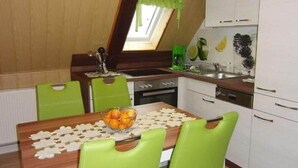 House | Private kitchen - Charming Apartment in Sebnitz With Garden (Sebnitz)