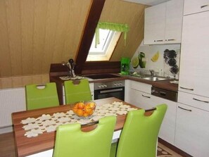 House | Private kitchen - Charming Apartment in Sebnitz With Garden (Sebnitz)