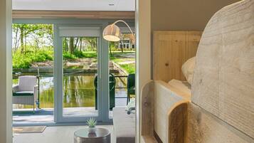 Luxe huisje, 2 slaapkamers, keuken, uitzicht op haven | 1 slaapkamer, een minibar, een kluis op de kamer