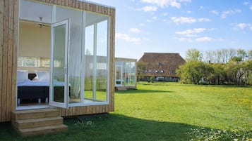 Luxe tweepersoonskamer, patio, uitzicht op park | Een minibar, een kluis op de kamer, individueel gedecoreerd